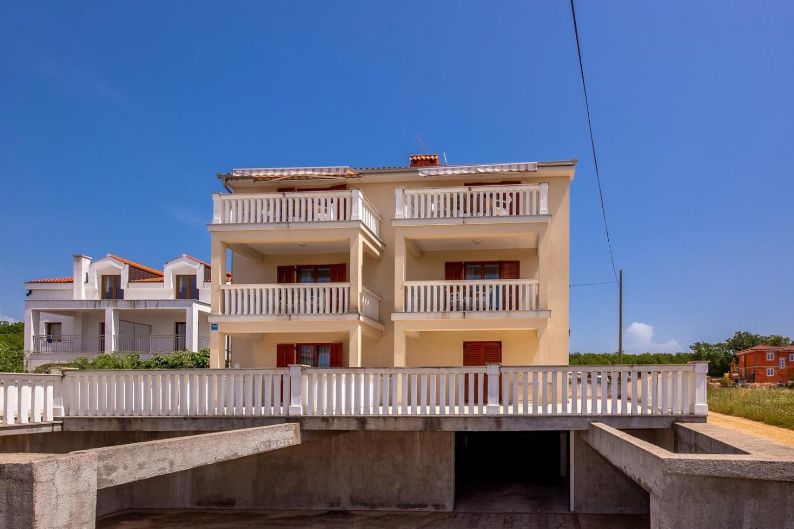 Apartments Rina Малинска Экстерьер фото