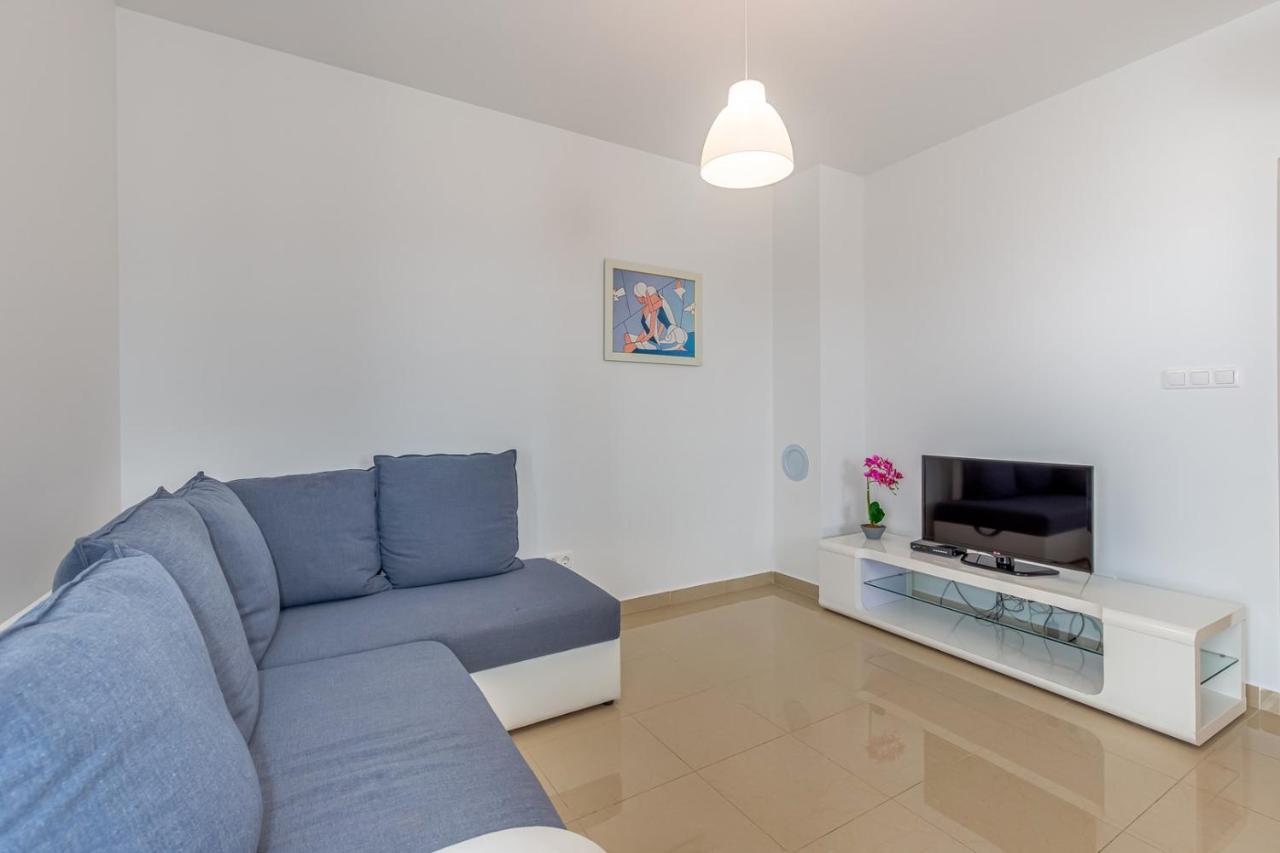 Apartments Rina Малинска Экстерьер фото