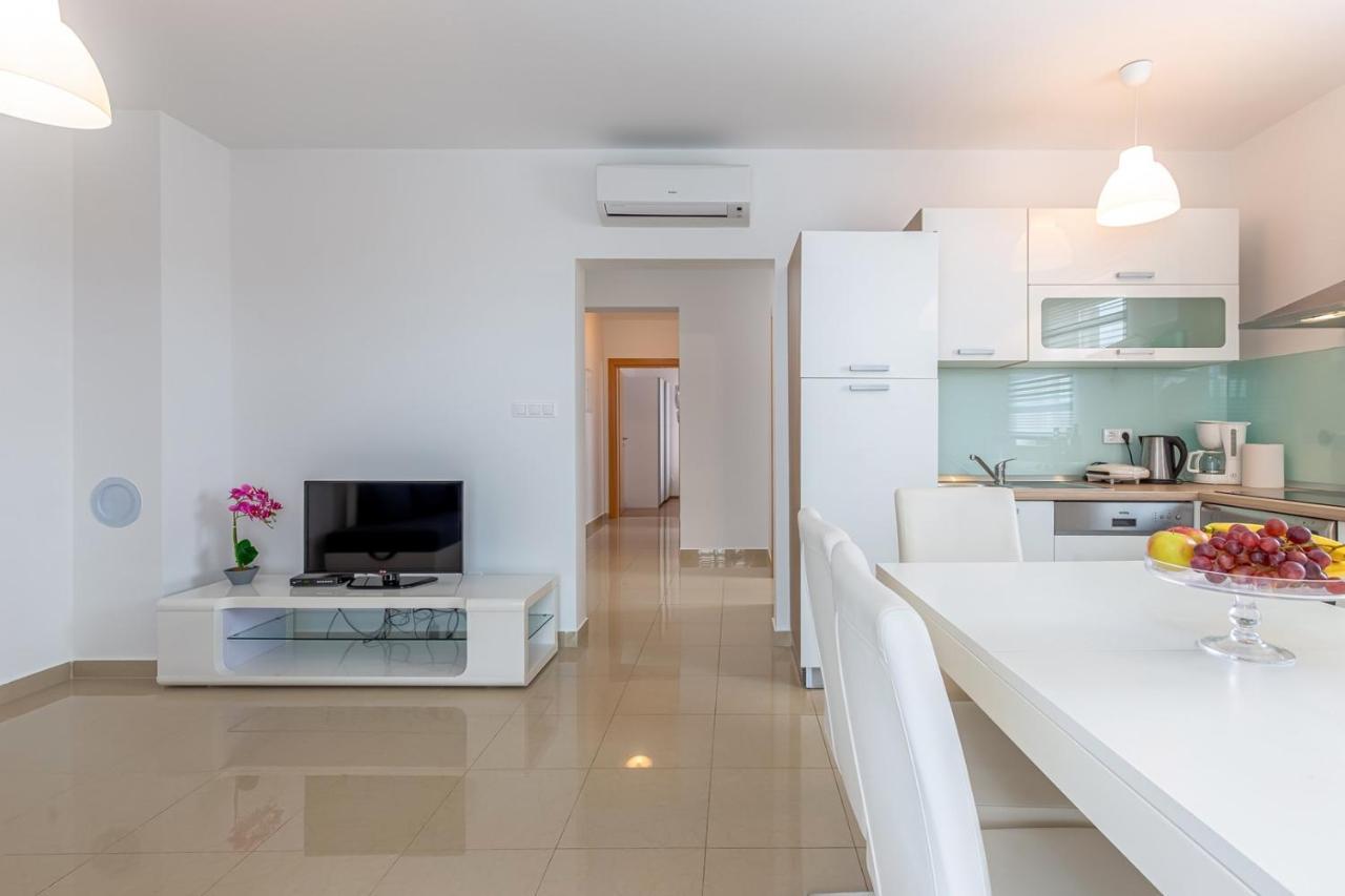 Apartments Rina Малинска Экстерьер фото