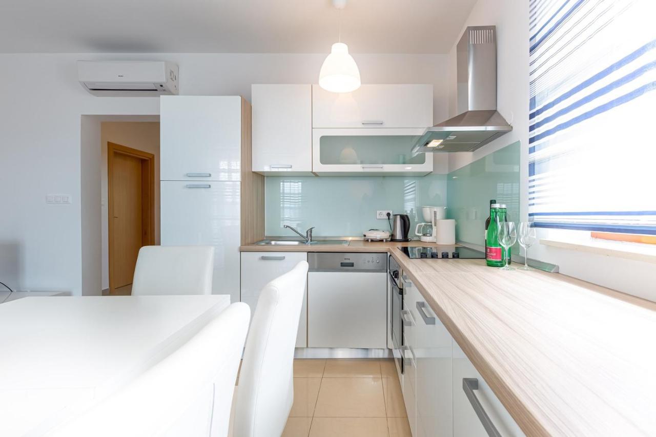 Apartments Rina Малинска Экстерьер фото
