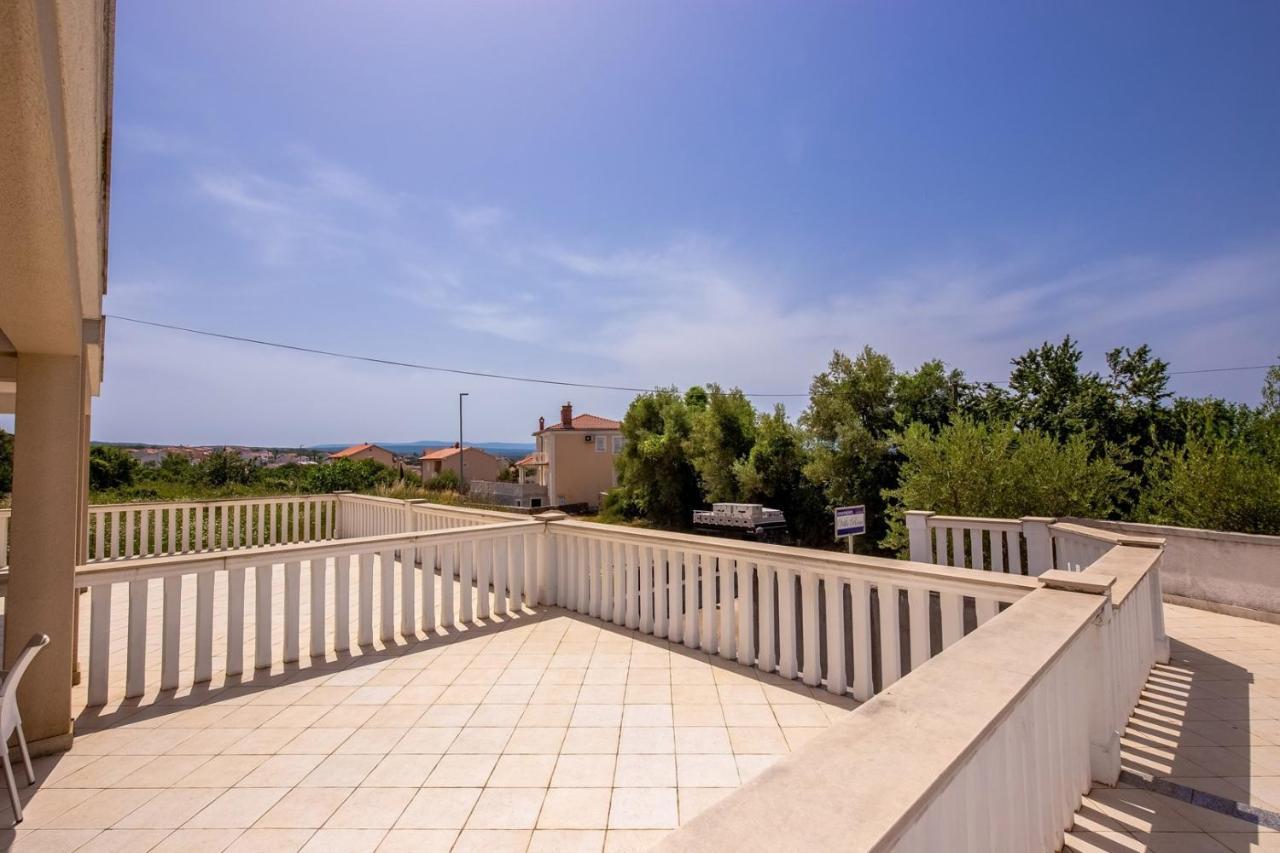 Apartments Rina Малинска Экстерьер фото