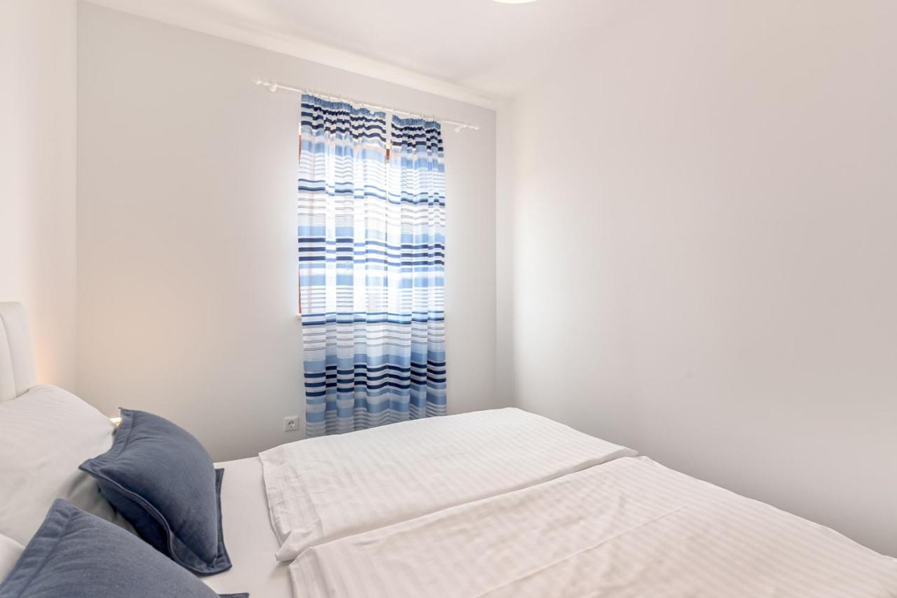 Apartments Rina Малинска Экстерьер фото