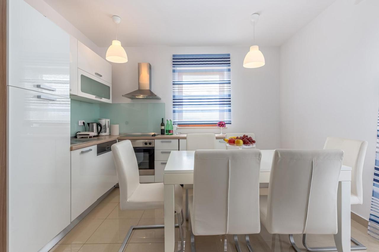 Apartments Rina Малинска Экстерьер фото
